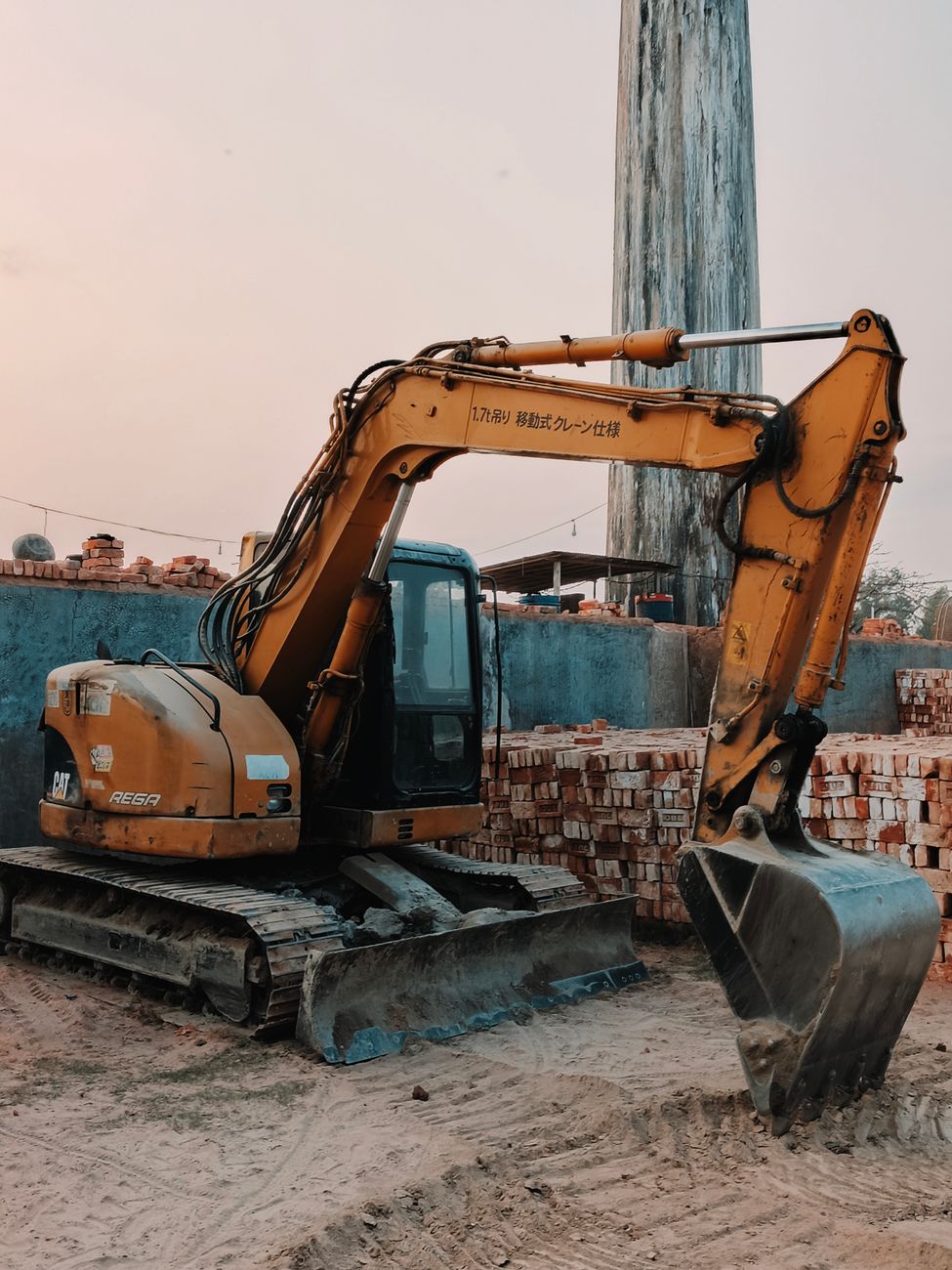 Bagger auf einer Baustelle in der Abenddämmerung