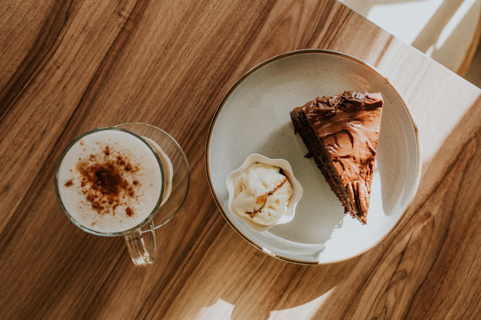 Warmer Schokokuchen mit Vanilleeis und Cappuccino