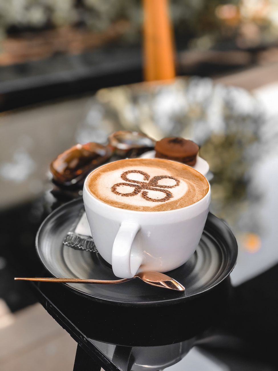 Cappuccino mit Latte-Art-Herz, Nahaufnahme von oben