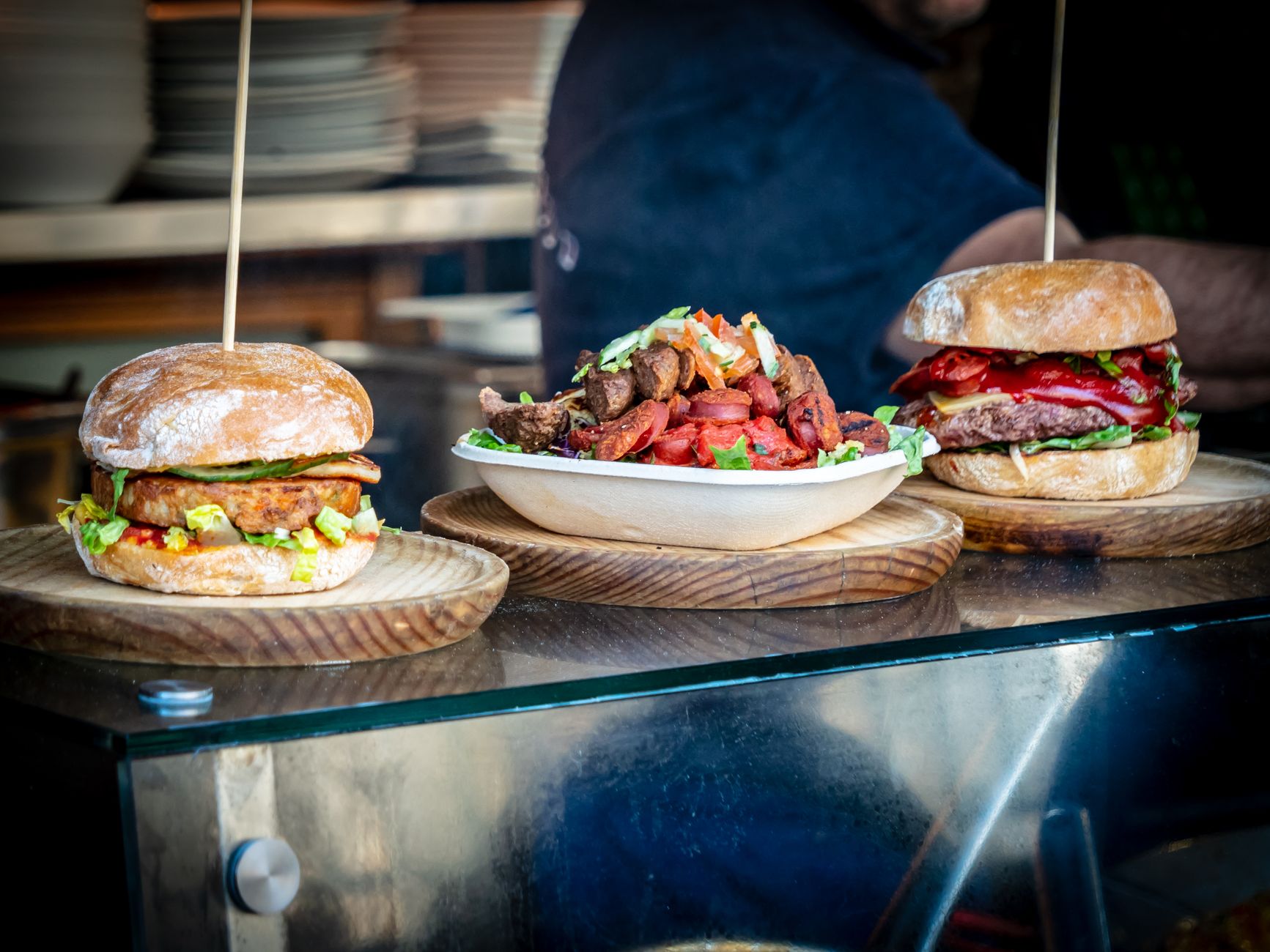 Zwei saftige Smashed Burger mit geschmolzenem Käse