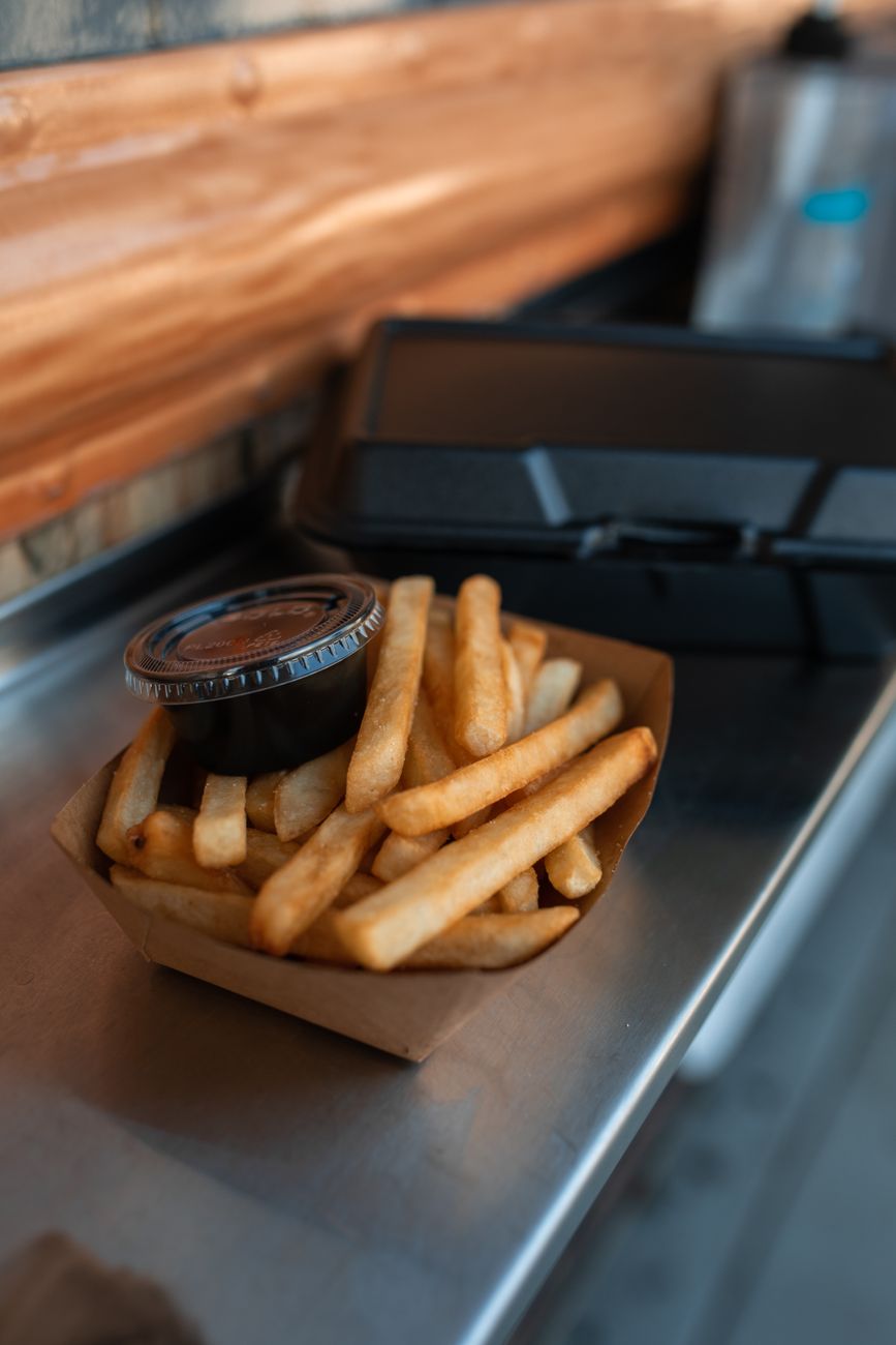 Knusprige Pommes frites mit hausgemachter Sauce