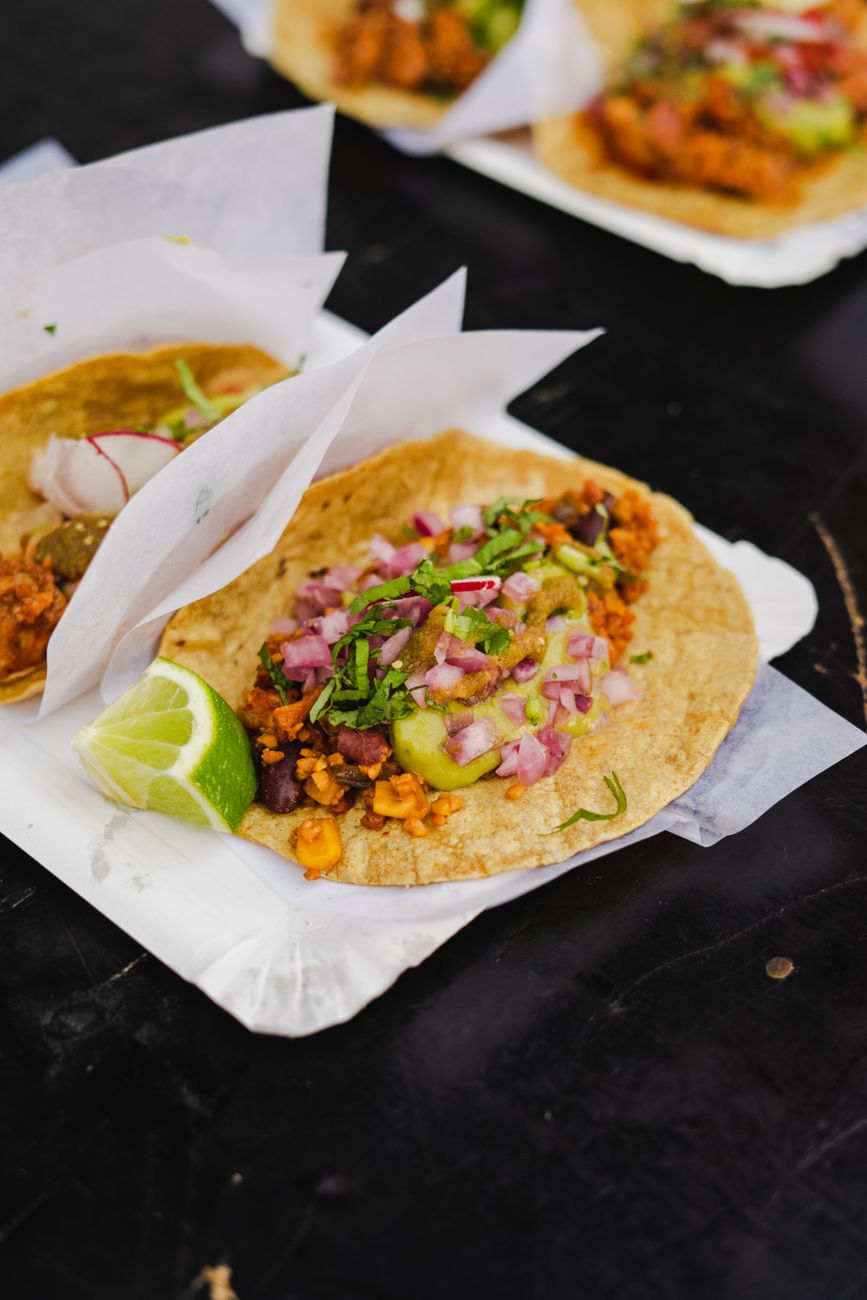Mexikanische Tacos mit Guacamole und frischem Koriander