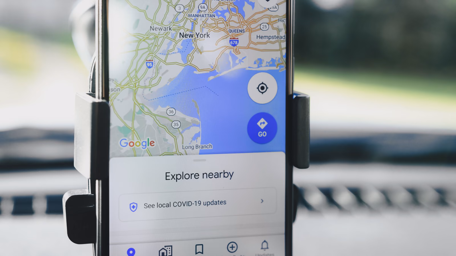 Smartphone mit Google Maps Navigation — lokale Unternehmen finden